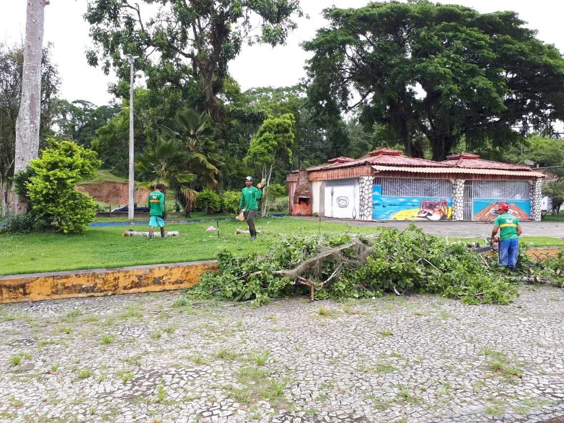 Prefeito se reúne com Secretarias e Defesa Civil para avaliar danos causados pela ventania e chuvas
